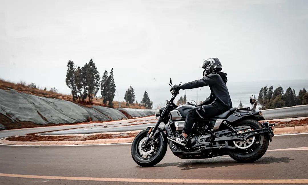 动力保持，换挡离合更轻—胖虎试驾大排V缸巡航龙嘉V霸650