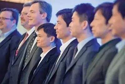 采访中介绍初次见面！马云夸东哥：年轻有为，东哥一句话送回去！