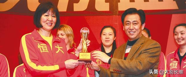 许家印两次登上城门楼照片,许家印登城门图片