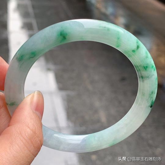 火车上认识的美女OL，我带她去中关村存放翡翠手镯，引发三角恋