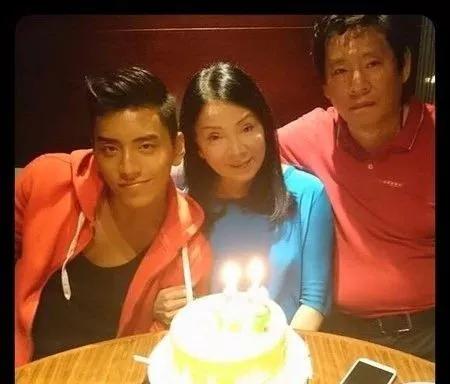 比起老男人，她果然还是更爱富二代啊