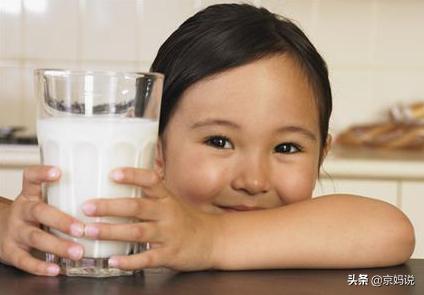 宝宝多大可以喝纯牛奶用不用加热,宝宝多大可以喝鲜奶每天喝多少
