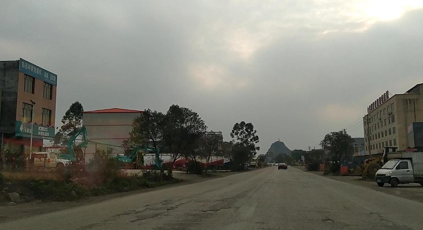 第一次走贵港峡山这条路，感觉和贵港－八塘那条路有得一拼