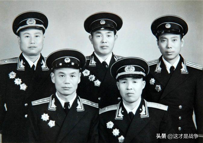 众人起哄喊司令员打一个，司令员举起冲锋枪，靶子被打成马蜂窝