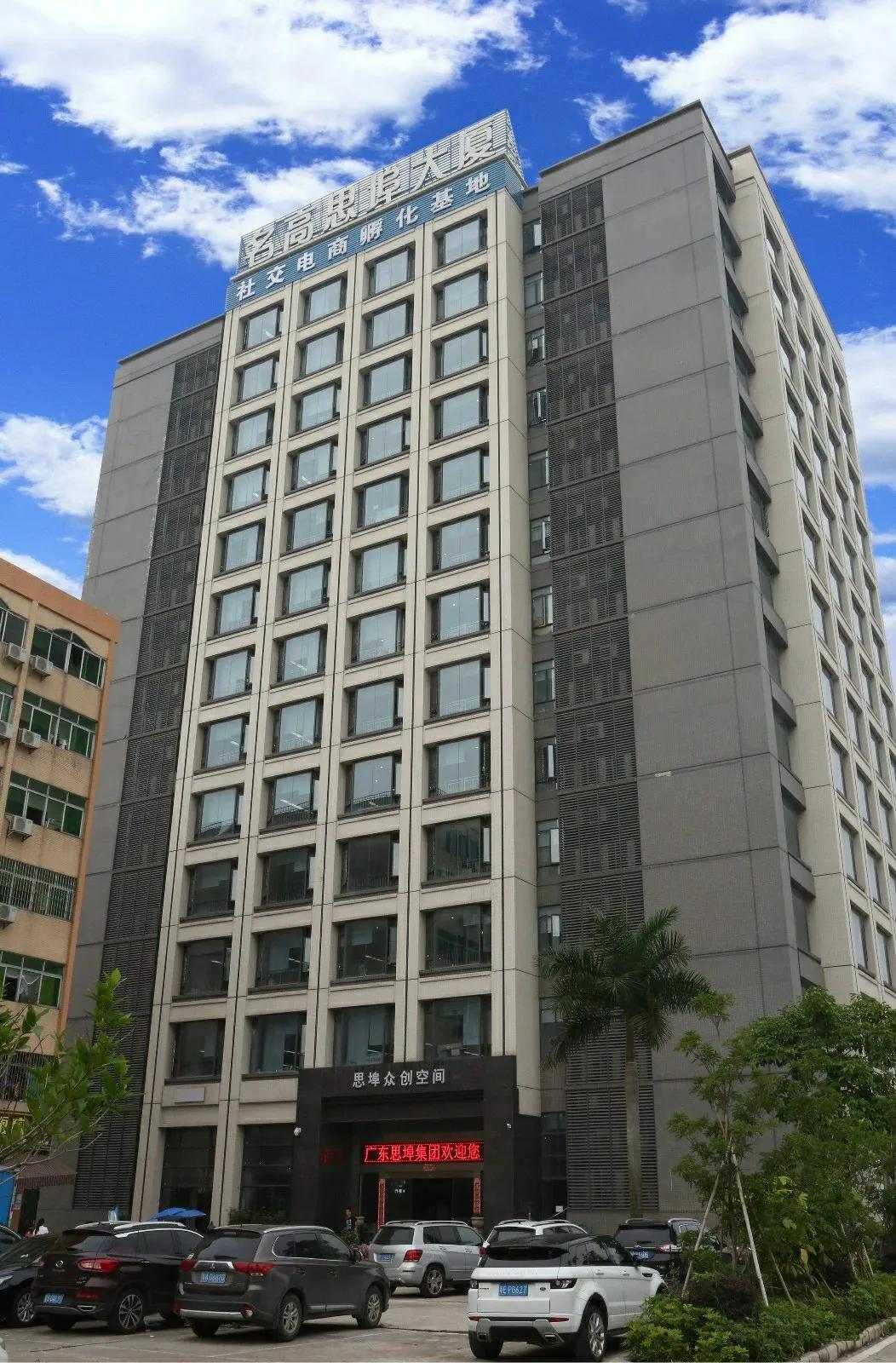 他曾连饭都吃不起如今一手缔造百亿微商帝国，站在C位和二马合影