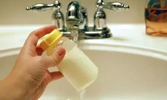 母乳常温冷藏保存最佳时间及方法,冷冻的母乳放在冷藏解冻能存多久