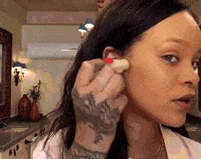 佩服！狂赚41亿成为全世界最富有的女歌手，蕾哈娜掘金手段一流