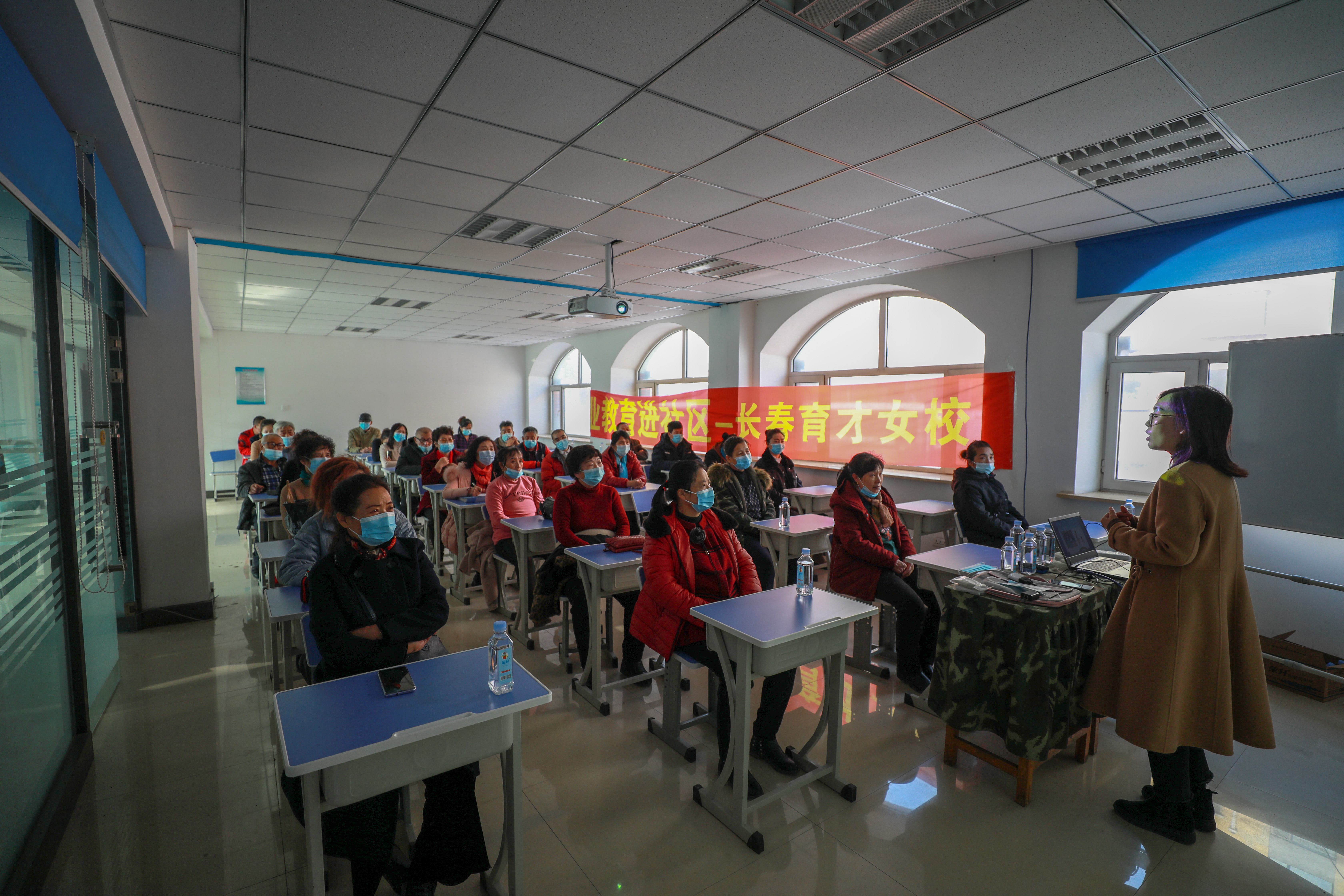 “读懂孩子成长中的敏感信号”，育才女校课程走进荣发社区