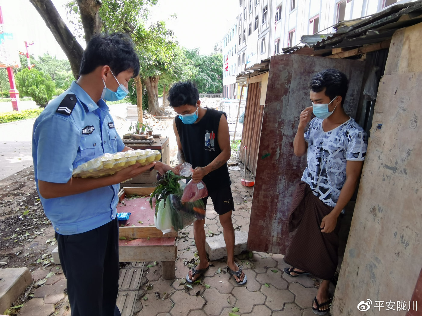 疫情当前警察不退|“你下单我跑腿”网格员变身专属“代购”