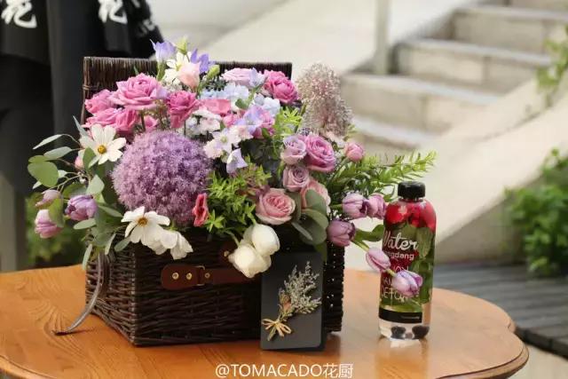 她在北京开了一家可以吃的花店,受众人追捧,还引来了李健