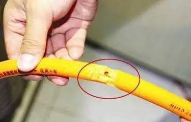 燃气灶不小心弄上水了,燃气灶不常有的维修问题