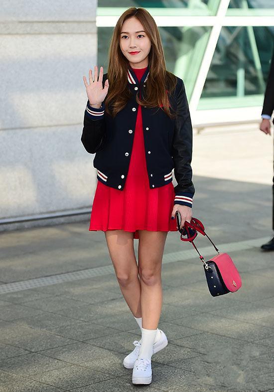 郑秀妍皮衣长靴,郑秀妍皮衣配运动裤