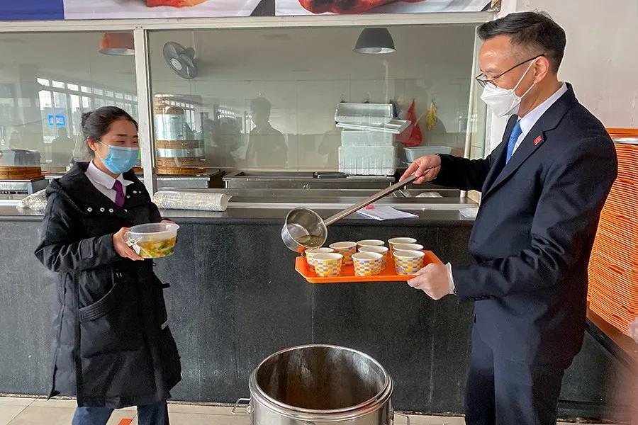 人文关怀丨集团董事长郑元豹为员工配发西洋参枸杞黄芪茶