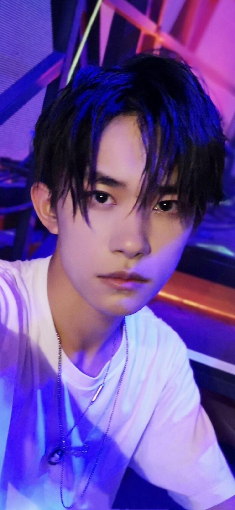 易烊千玺军训路透图片,易烊千玺军训图被晒出