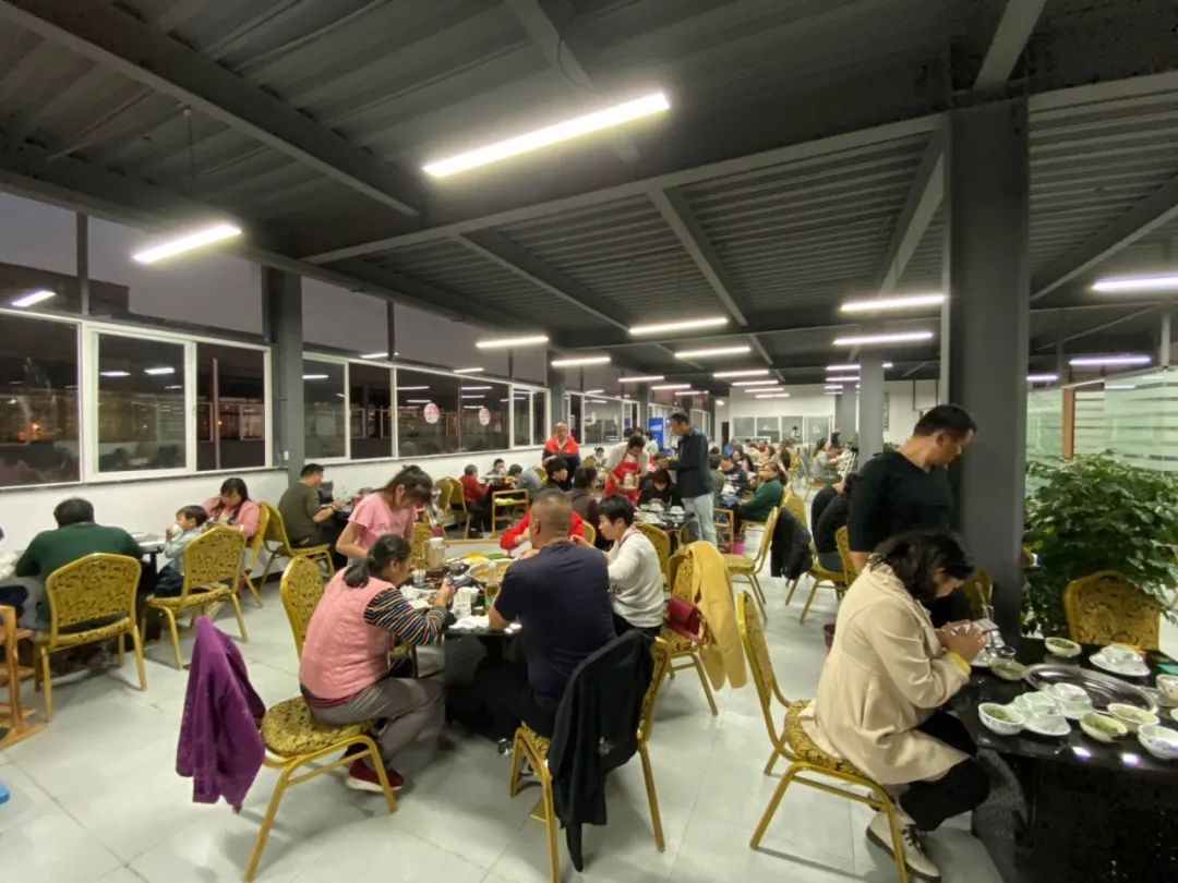 昆明拥有10辆车的男人，用一座城来藏臭味​，和一个不能说的秘密