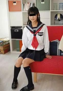 为什么日本女人走路时要低头,走路有尿急的感觉