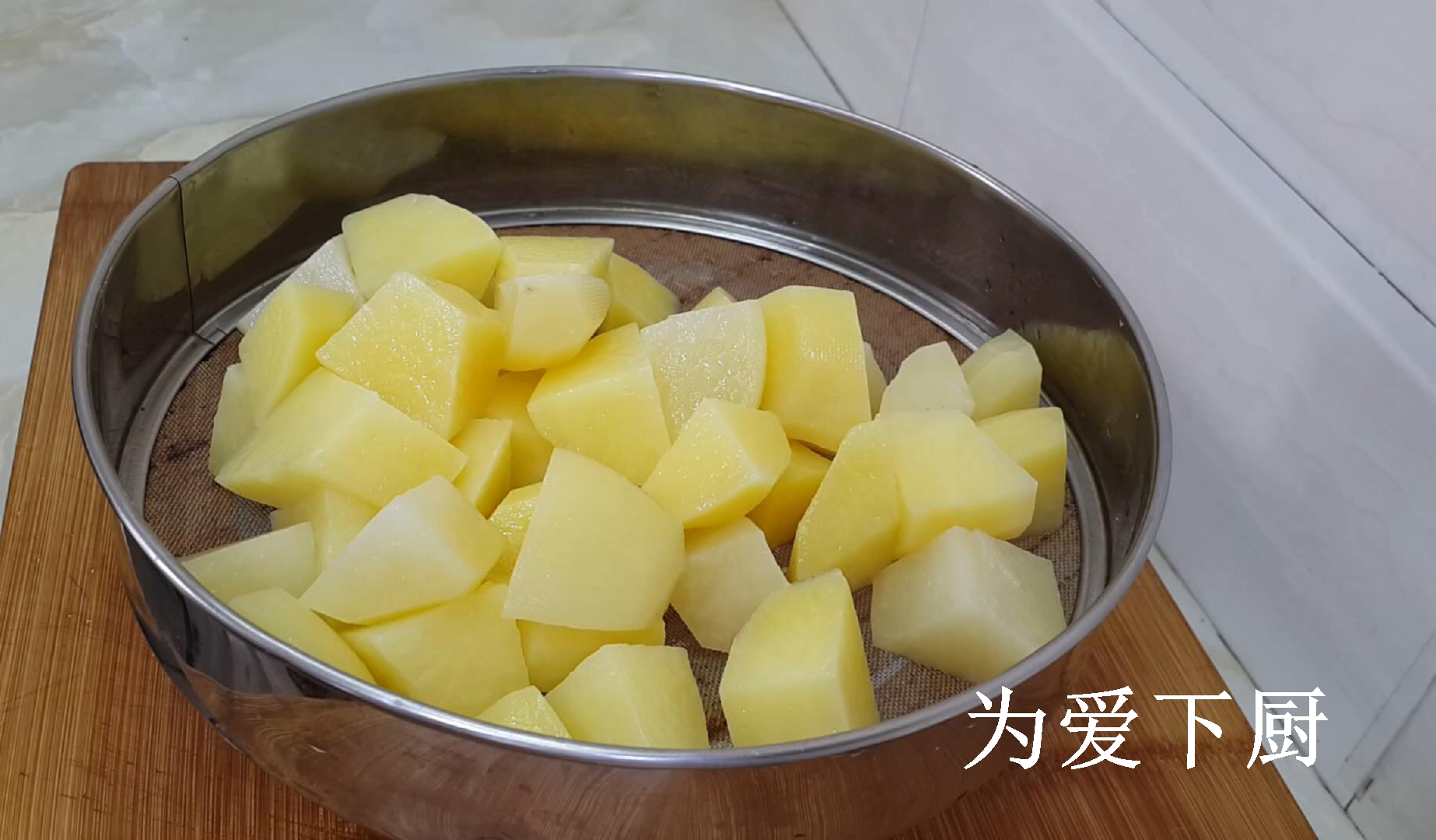 土豆煮三分钟大人小孩儿都爱吃,土豆蒸熟怎么吃好吃