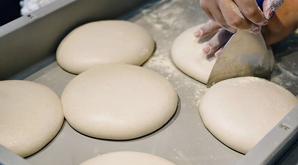 和面加了鸡蛋为什么面发硬,做披萨胚的面粘手正常吗