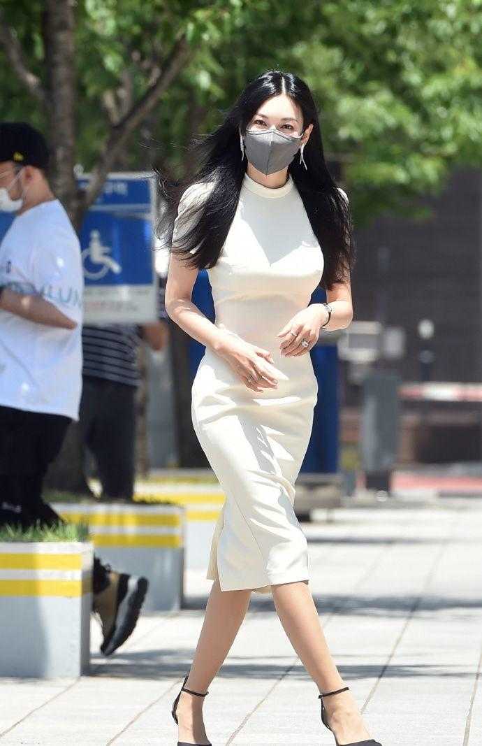 金素妍穿绿色长裙,金素妍黑色裙子