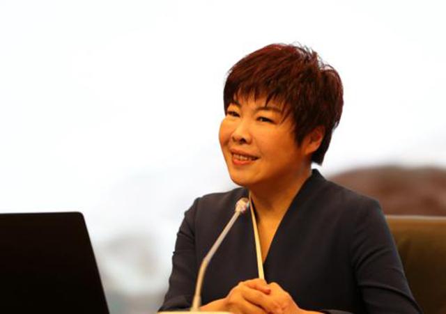 火爆一时的“国学大师”于丹,曾被北大学子赶下台,如今大不如前