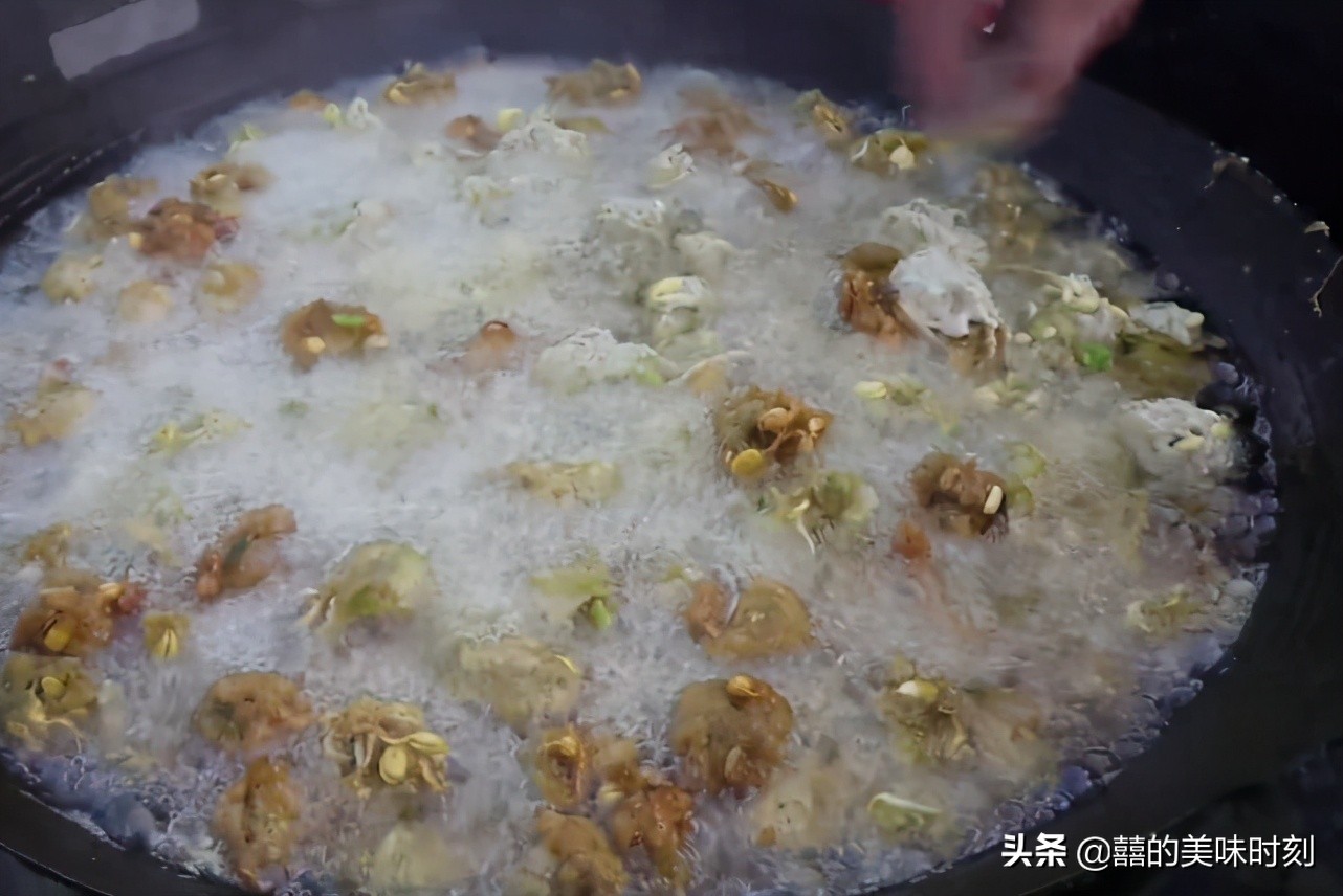 河南大叔路边卖素丸子20年,10元1斤现拌现炸,每天200斤不够卖