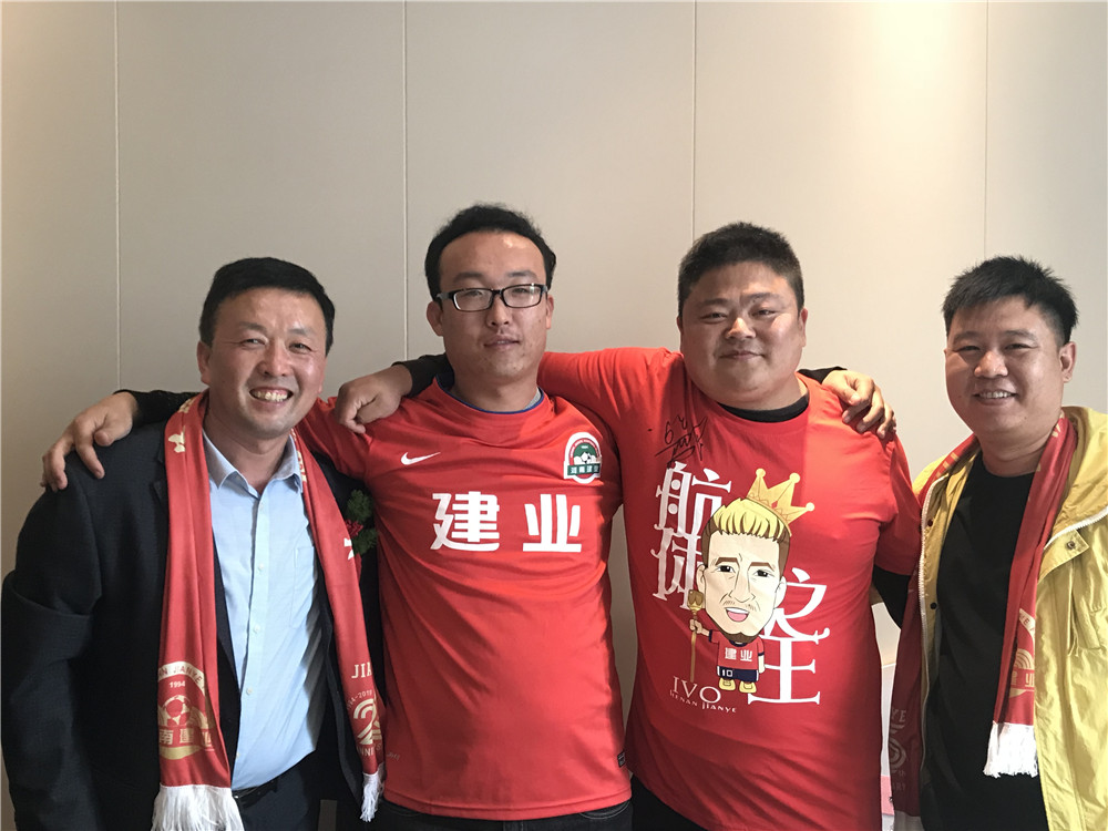 河南建业吴龑上看台,河南球迷和吴龑