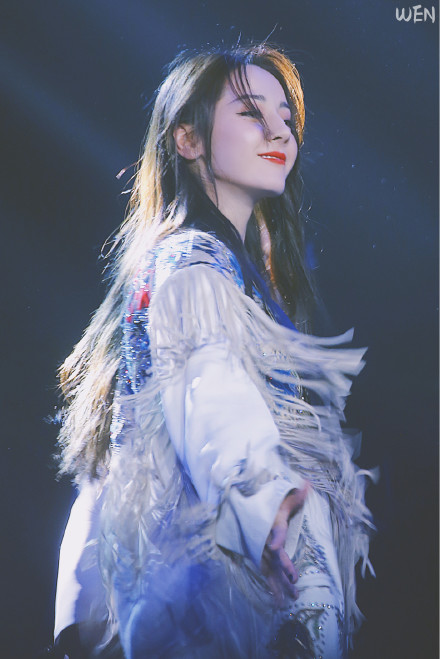 迪丽热巴在台上的霸气现场,迪丽热巴在片场撕头发