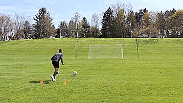 足球临门一脚训练,足球训练中怎么提高头球防守