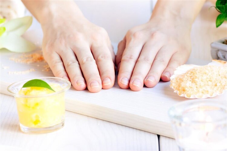 指甲黑竖纹与癌有关吗,肺癌的早期症状及表现指甲