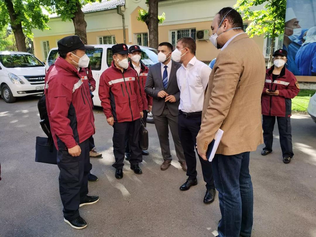 向支援上海抗疫一线的英雄们致敬,永远铭记这位抗疫英雄