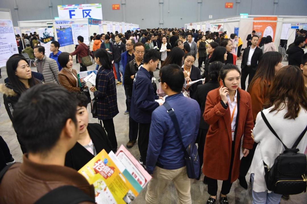 *京大南**学发布就业报告惹议：应届毕业生年薪17万8真的很多吗？