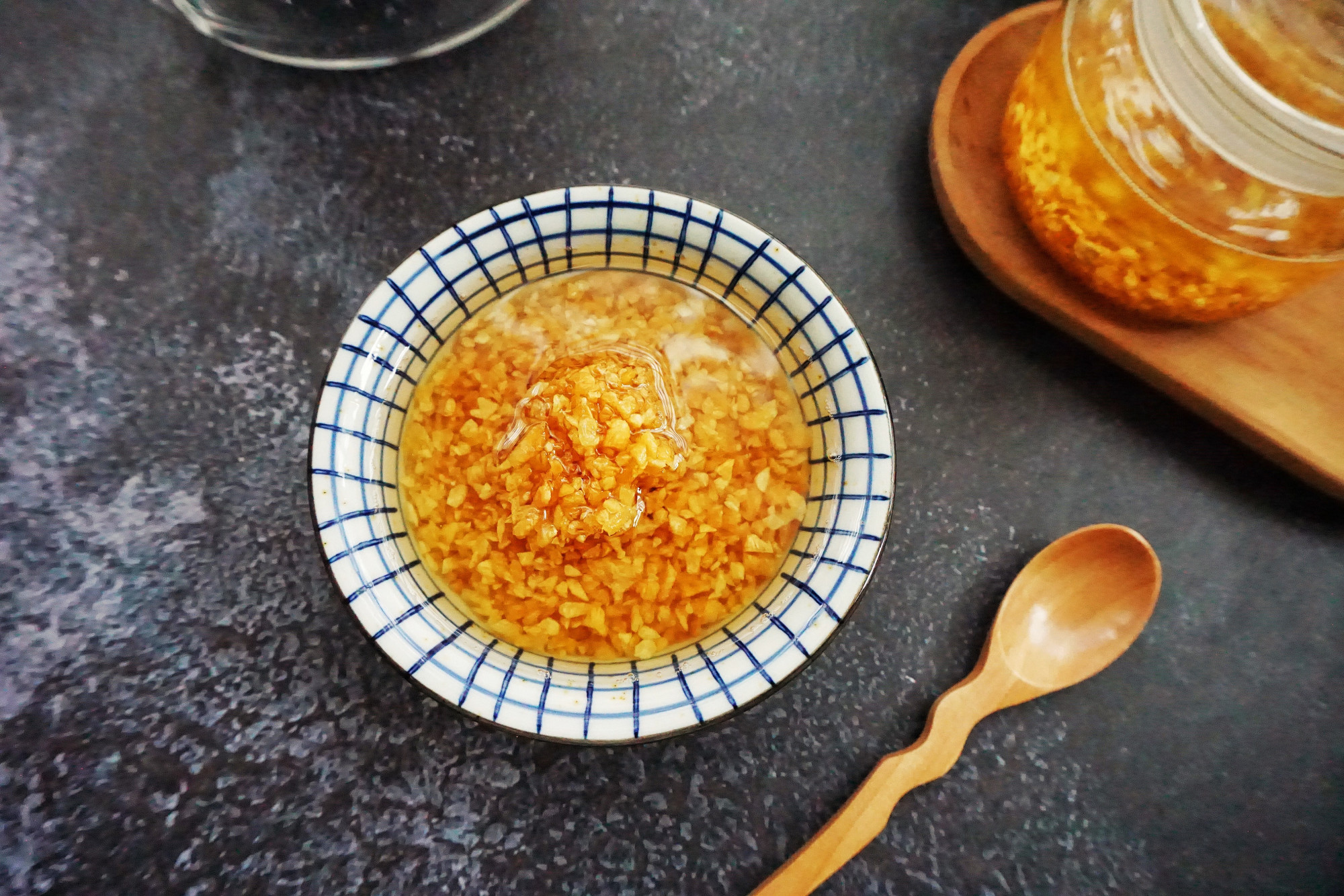 这油超香,是家里必备万能油,炒菜或煮汤加点它,鲜香味提了不少