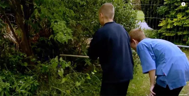 没有大人管的小孩子,没有大人管的孩子