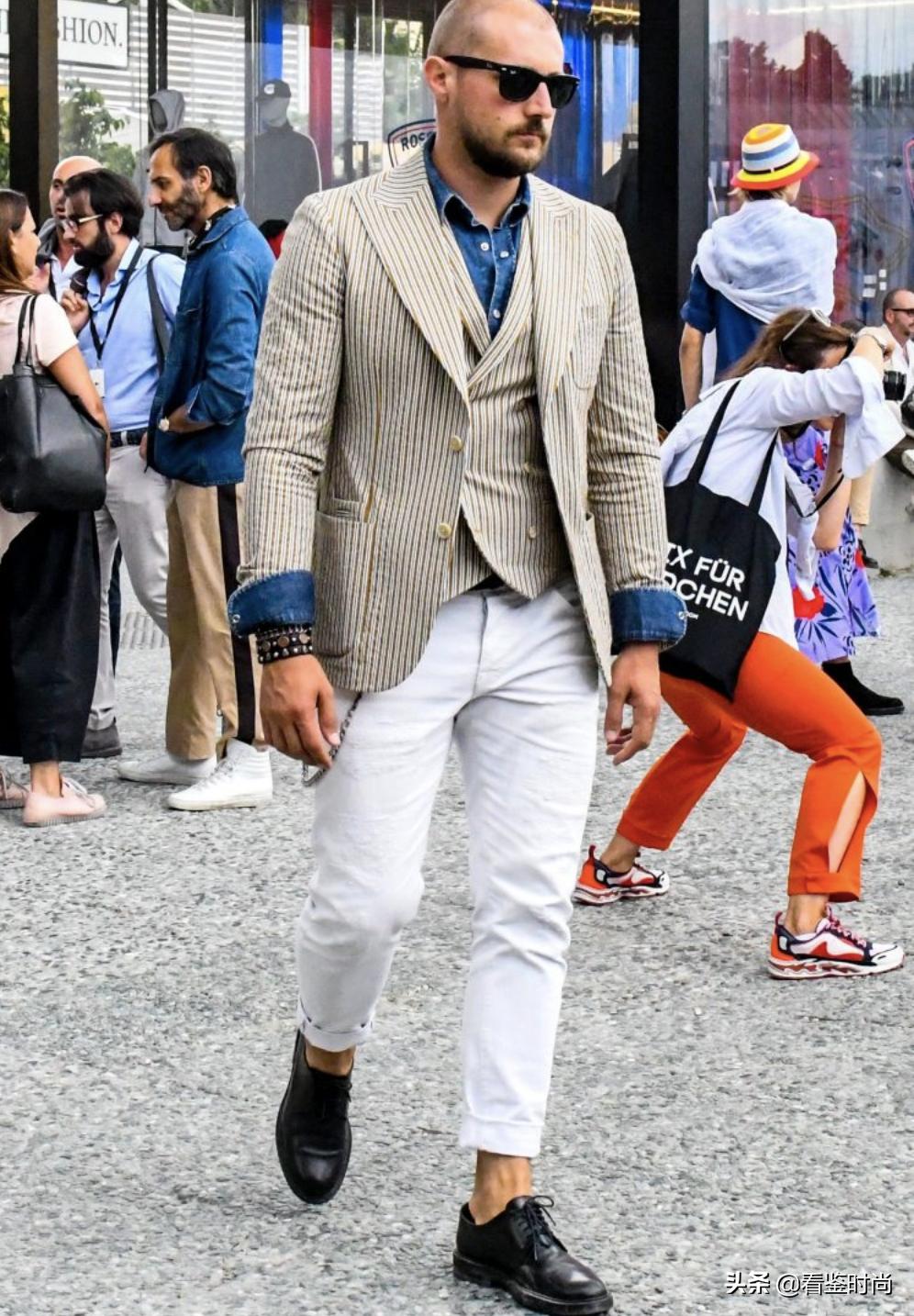 男士白色牛仔裤搭什么鞋,男士宽松白色阔腿牛仔裤