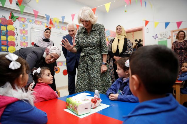 卡米拉 约旦王后 屈膝礼 (卡米拉向约旦王后行屈膝礼)