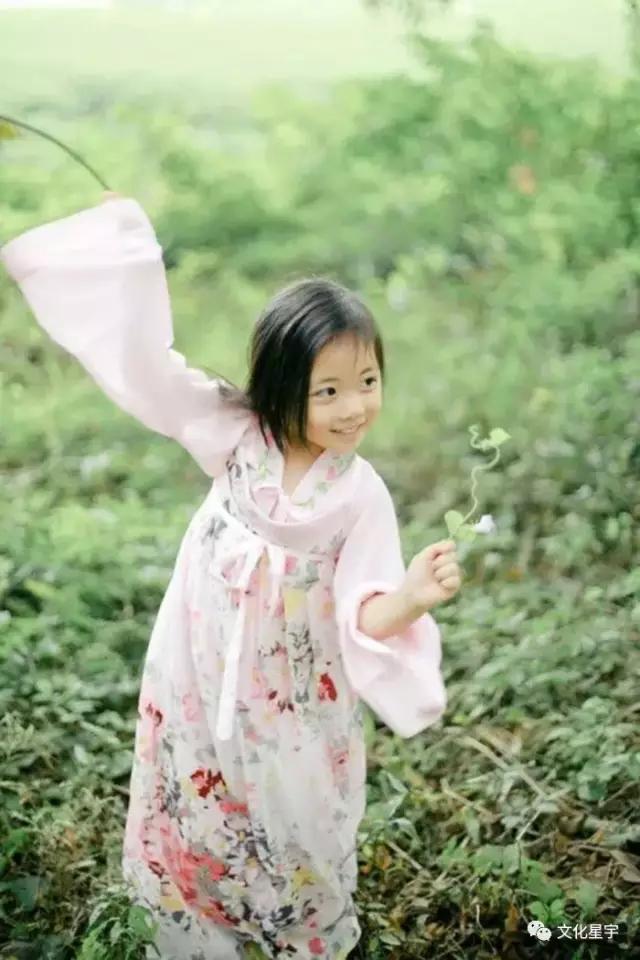 清泉洒蕉叶,儿童捉柳花