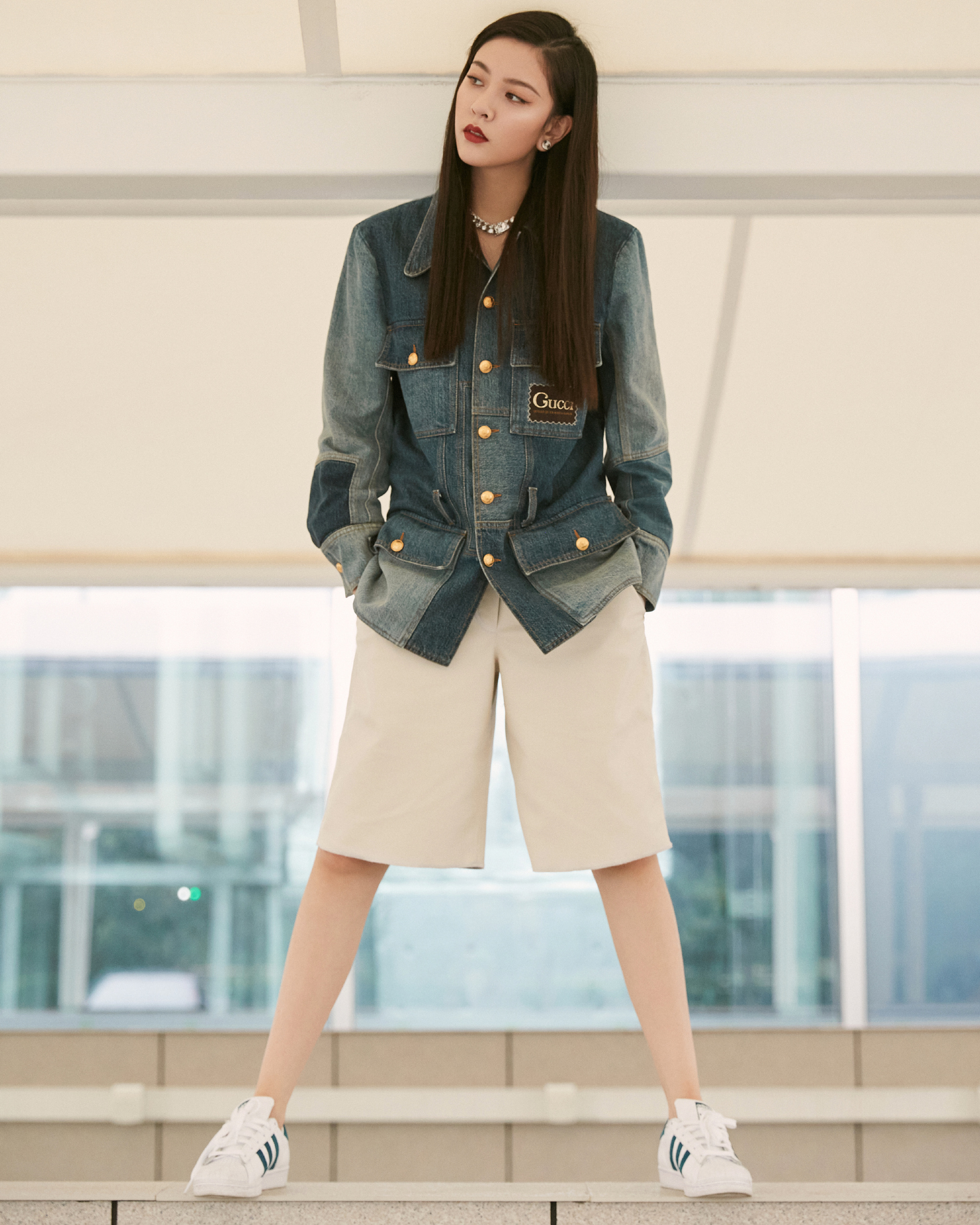 交叉绑带上衣宋妍霏同款 (宋妍霏黑色长裙造型照片)