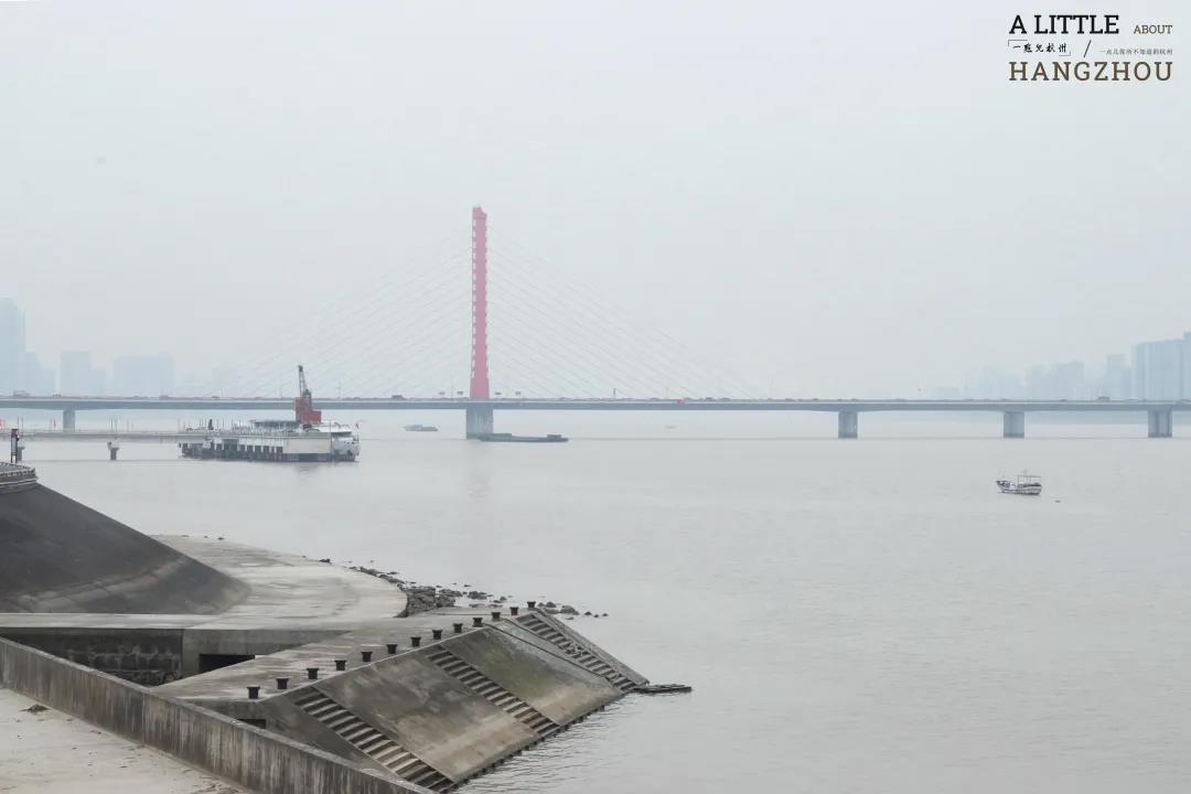 钱塘江从哪里开始变黄,钱塘江长大潮什么原因