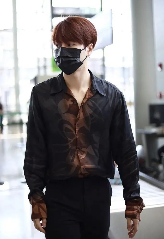 衣品超级好的男明星,王嘉尔穿的蔡徐坤同款衣服