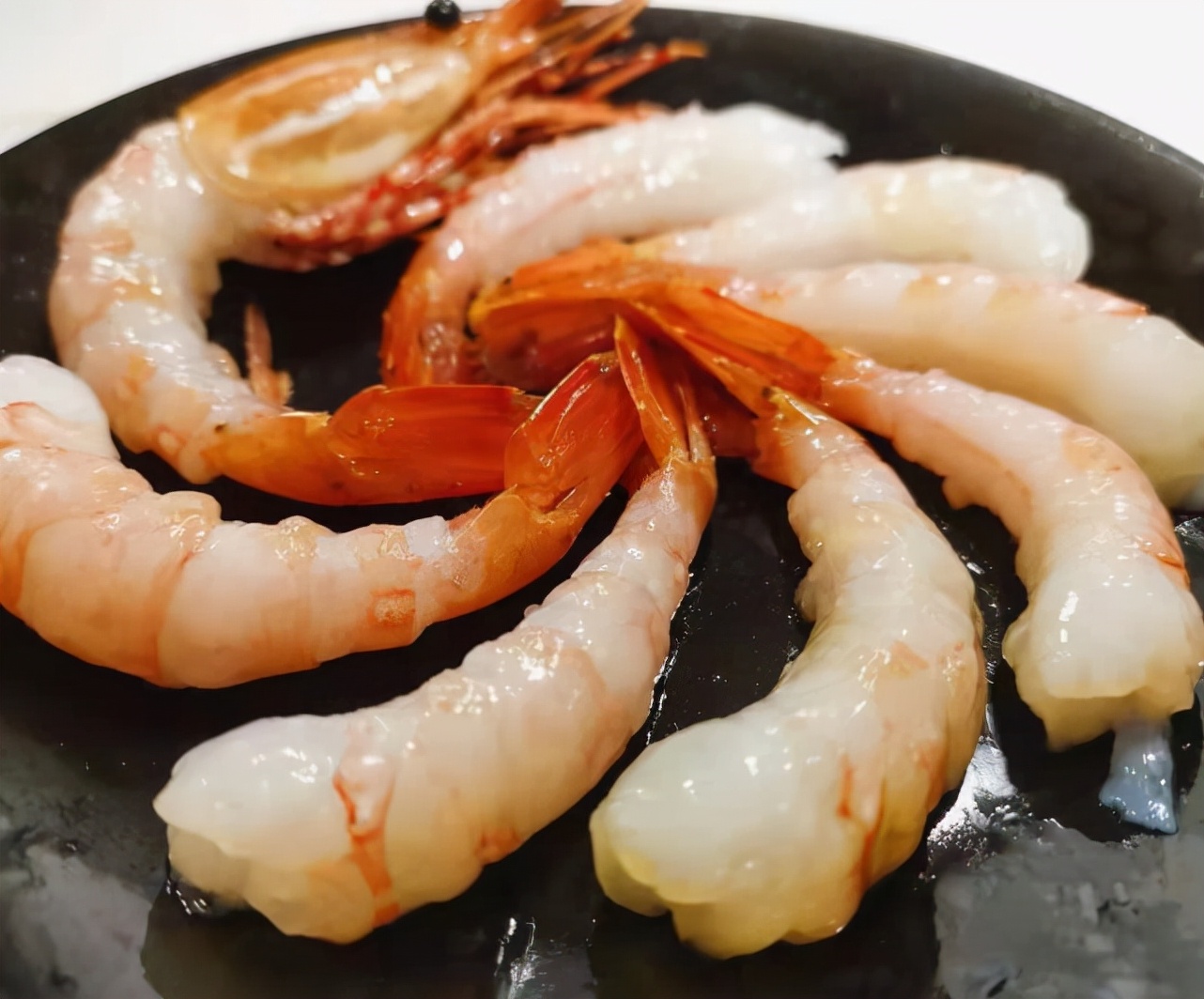 男子吃生腌海鲜,男子吃生虾