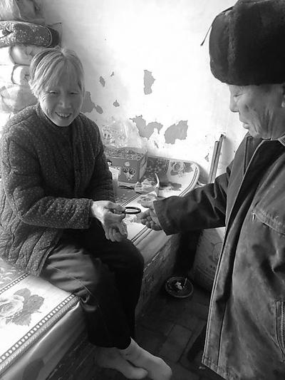 河间75岁老人自制木手镯送老伴儿80多万网友点赞