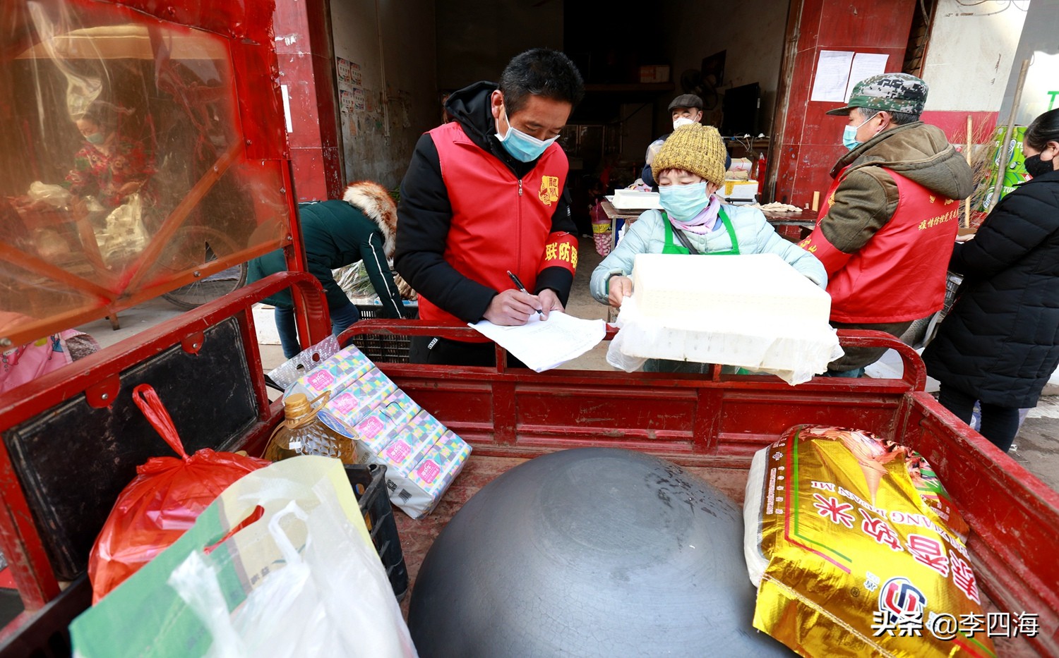 抗疫,这个乡镇140名“红马甲”服务居家隔离的3万群众