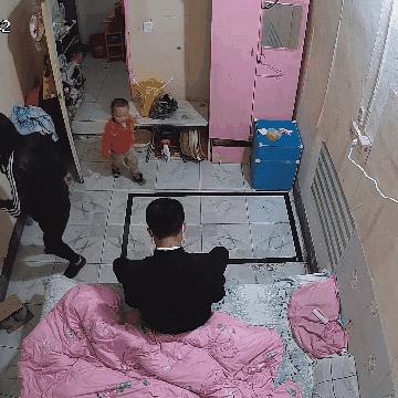 向对面出租屋射了一箭:80后妈妈王莹在城中村的实验艺术