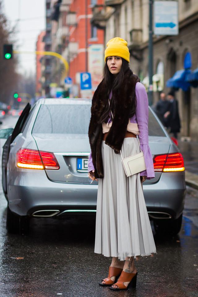 藏蓝色大衣戴什么颜色的帽子好看,西瓜红大衣配西瓜红帽子好不好看