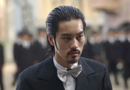 还记得《功夫》里的斧头哥吗？为儿子取名陈真，延续自己的武侠梦