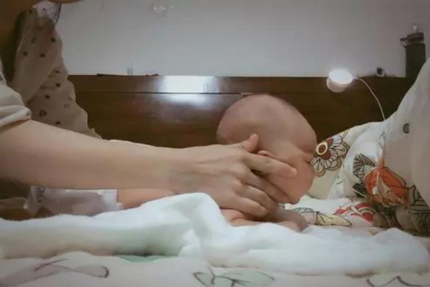 宝宝3个月了竖着头抬不起来,我家宝宝3个月不会抬头不能竖抱