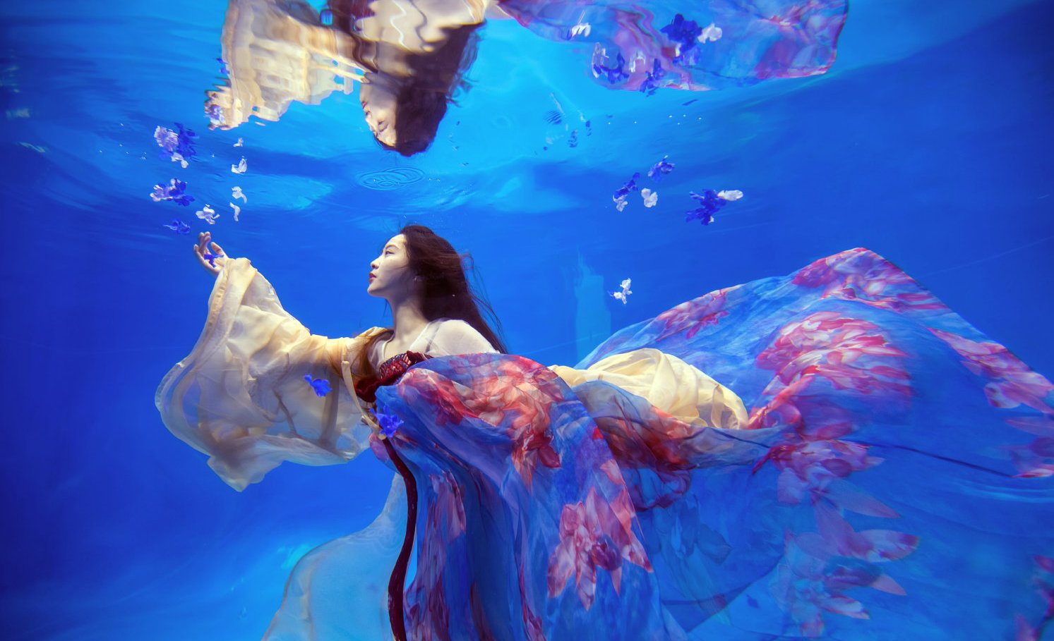水下绝美汉服视频,汉服水下摄影真的太好看了