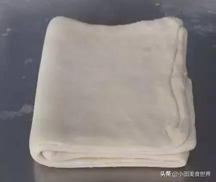 榴莲酥做好后层次分明、异常松化，刚出炉就被家里的小孩分完了