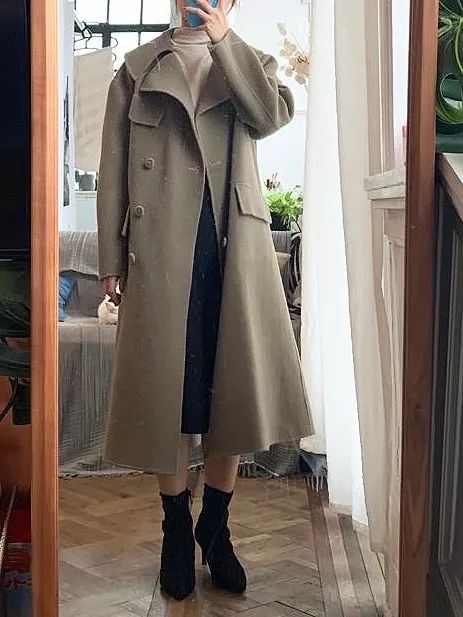 杏色大衣内搭什么颜色毛衣好看,深蓝色大衣内搭什么颜色的毛衣