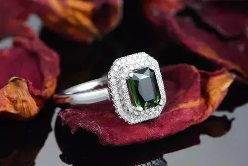 缅甸宝石翡翠,缅甸翡翠的八大原石介绍